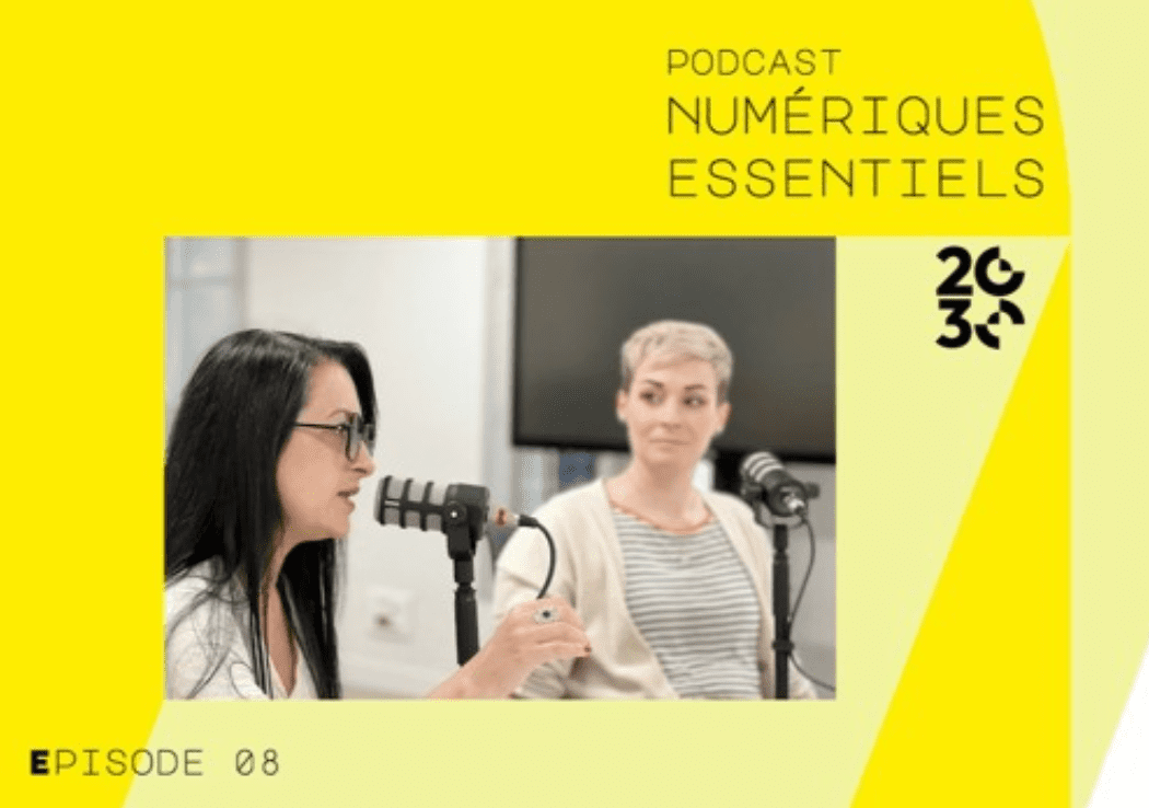 Sur fond jaune, le titre "Podcast numériques essentiels 2030 épisode 8", avec au centre une photographie de Fanny Parise et Marie-Cécile Godwin devant deux micros, en train d'enregistrer le podcast.
